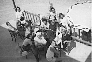 Cattolica 1966 con un gruppo di giovani (Carlino Pelloni in primo piano).